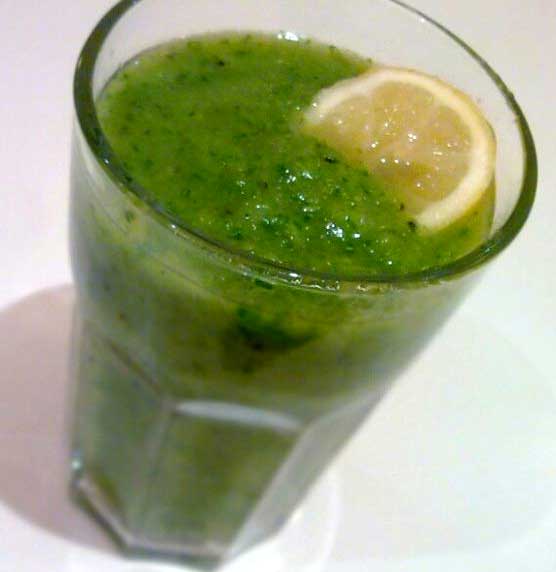 Green drink with cleavers and lemon