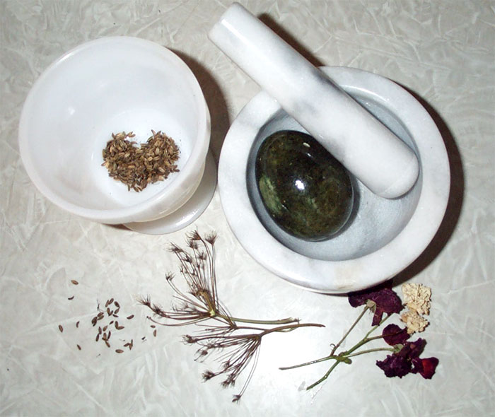 fennel seeds with mortar and pestle
