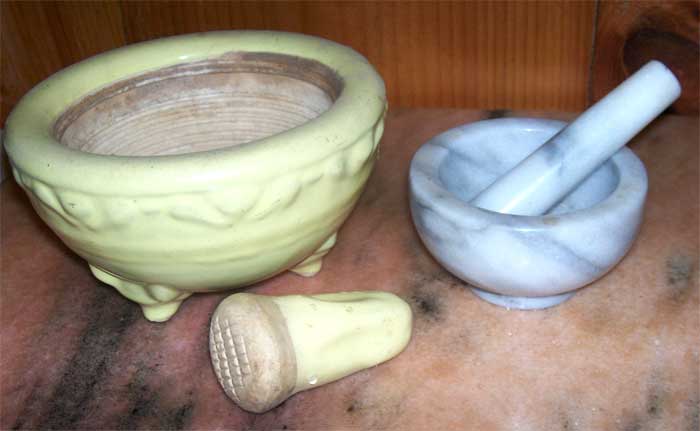 2 sizes of mortar and pestles